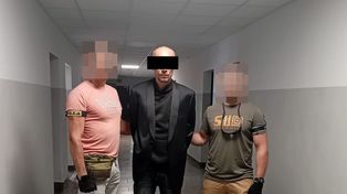 Policjanci zastawili sidła na oszusta. Został zatrzymany, gdy przyszedł po pieniądze do banku