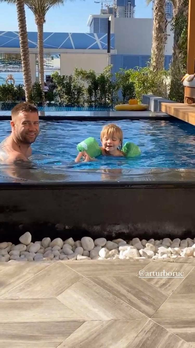Sara Boruc i Artur Boruc z Noah i córkami na wakacjach w Dubaju