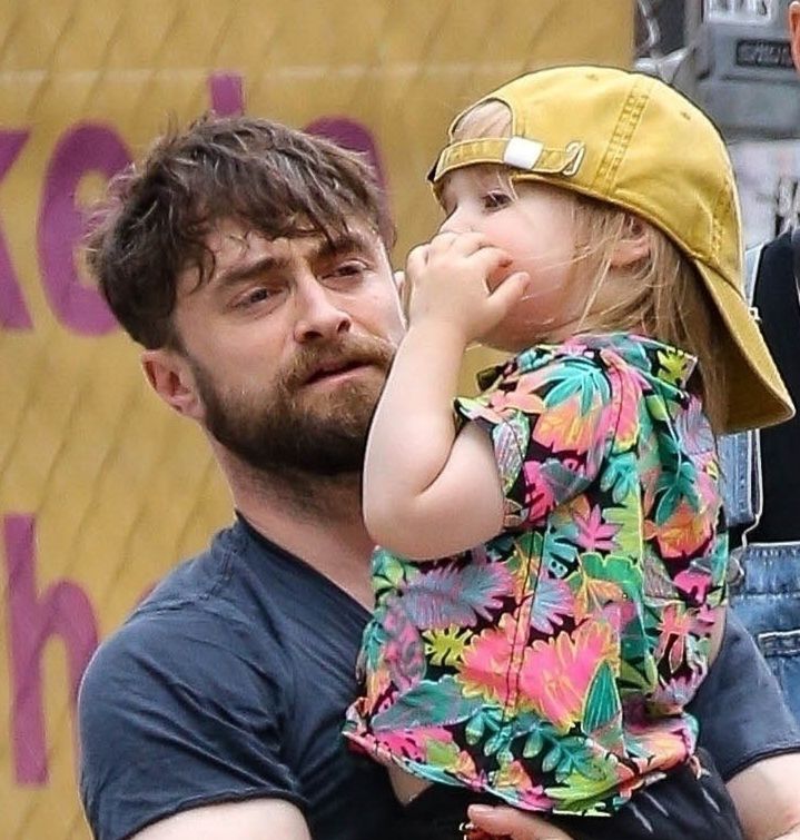 Daniel Radcliffe na spacerze z synkiem i partnerką
