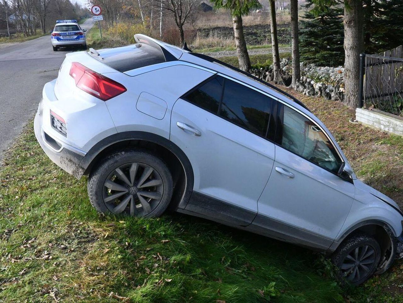 Chełm: 17-latek zwinął auto rodzicom, żeby zaimponować dziewczynie. Przejażdżka zakończyła się w rowie