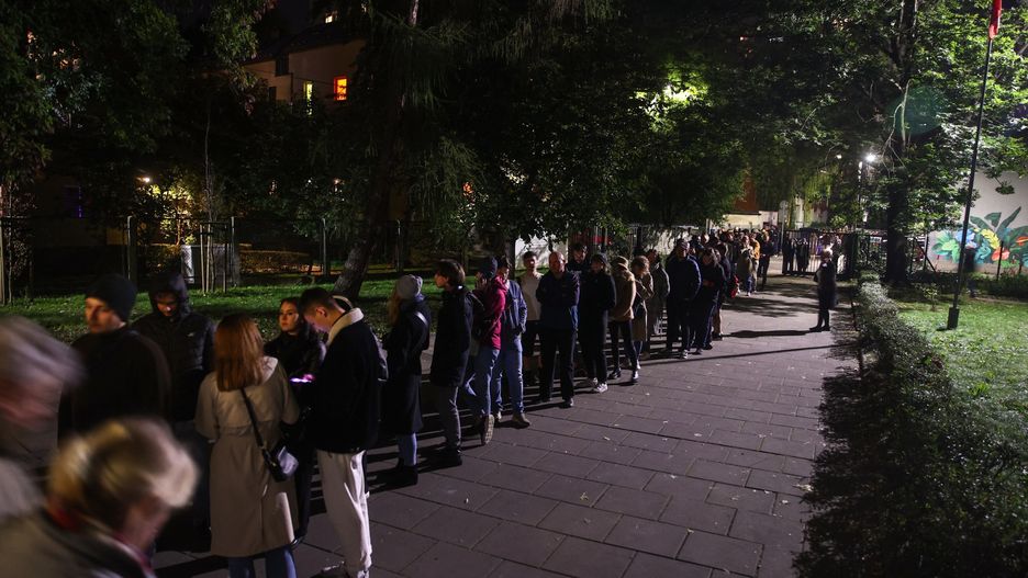 Kolejka głosujących do komisji przy ulicy Skarbińskiego w Krakowie