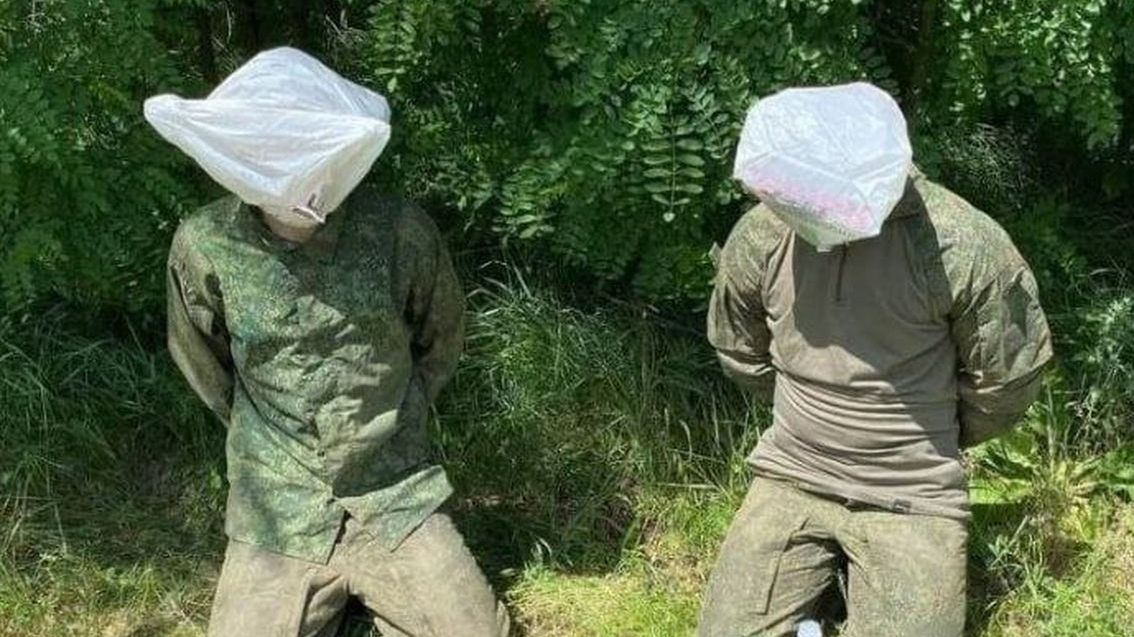 Rosyjscy jeńcy złapani z wiatrakiem i czajnikiem