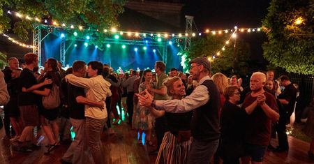 Oberki, kujawiaki i walce za darmo. Lublin szykuje dwie nocne potańcówki na Starym Mieście | ZA DARMO
