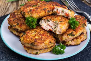 Do ciasta dorzucam kiełbasę i smażę placki. O ziemniaczane nikt nawet nie zapyta