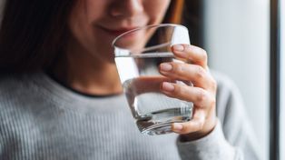 Zostawiasz wodę przy łóżku? Ten błąd może mieć znaczenie