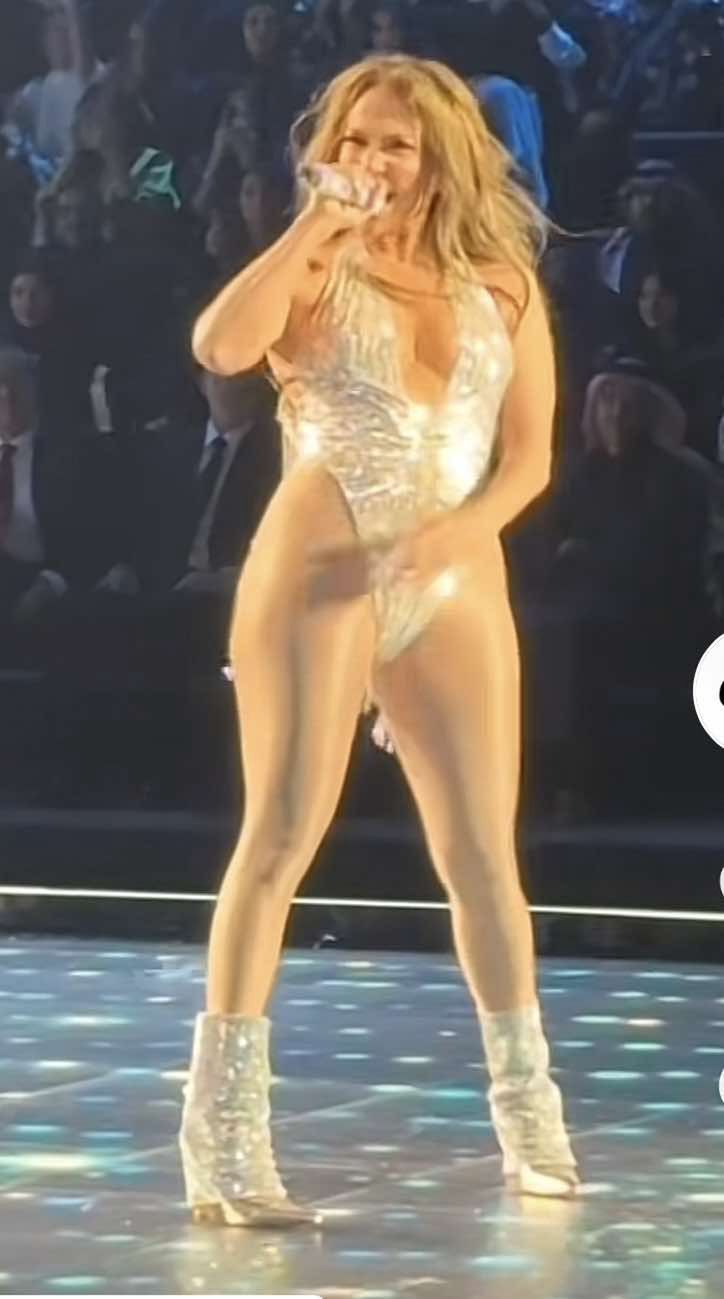 Jennifer Lopez szaleje na scenie w skąpym body