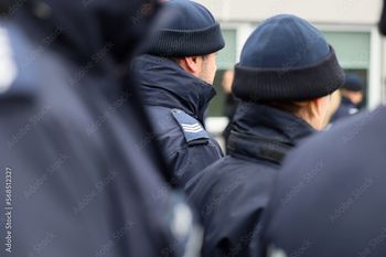 Ostrowiec Świętokrzyski: Powiatowe Święto Policji na Rynku. Były awanse i podziękowania za służbę