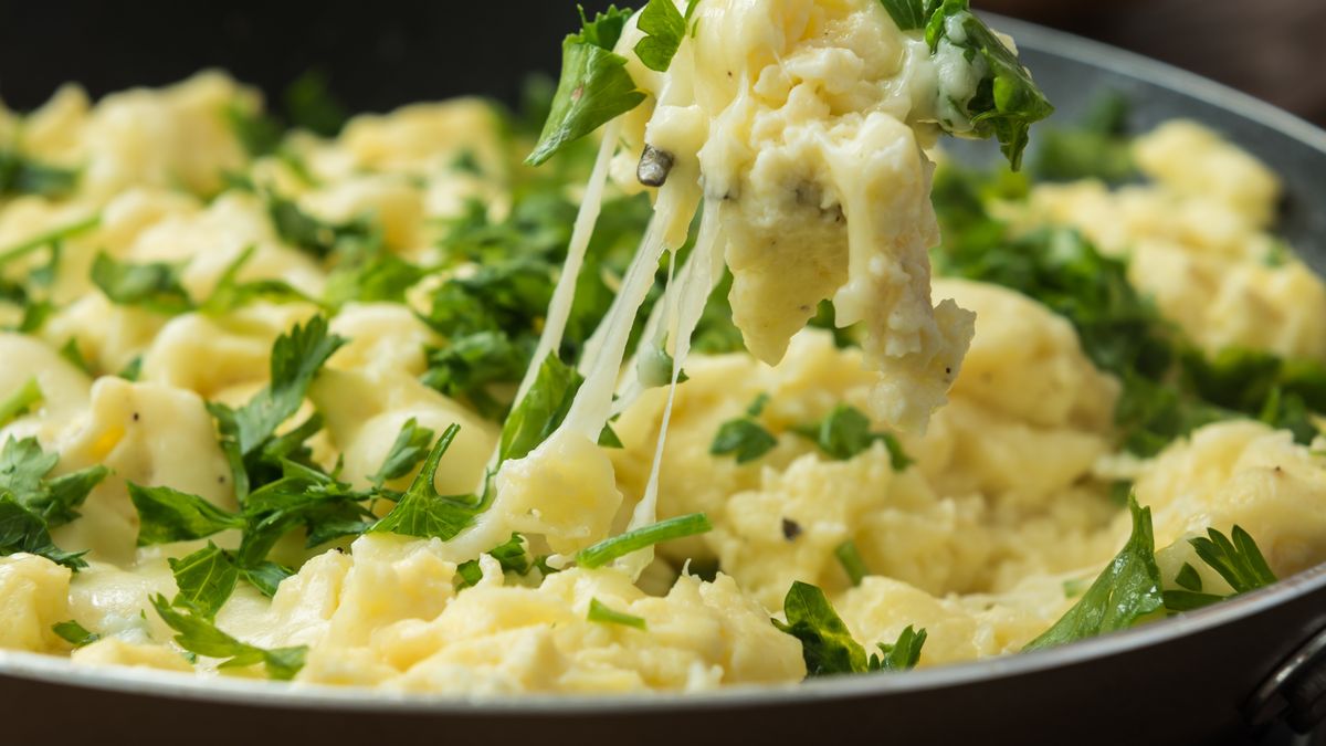 Jajecznica z dodatkiem natki pietruszki i mozzarelli