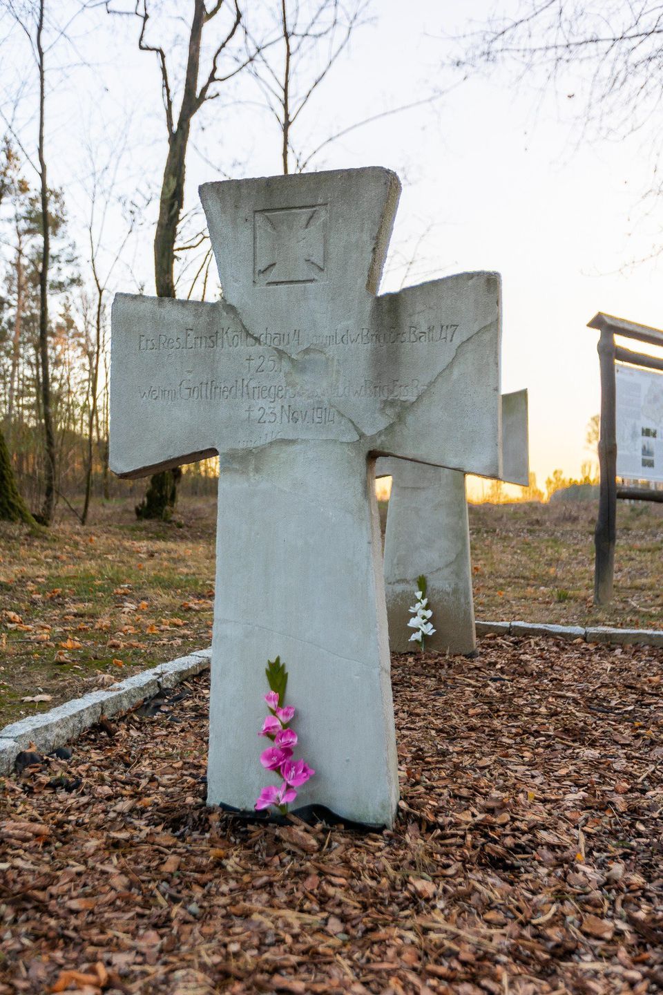 Cmentarz z czasów Wielkiej Wojny, leżą tu pochowani żołnierze z trzech armii, polegli podczas &#34;Operacji Łódzkiej&#34;