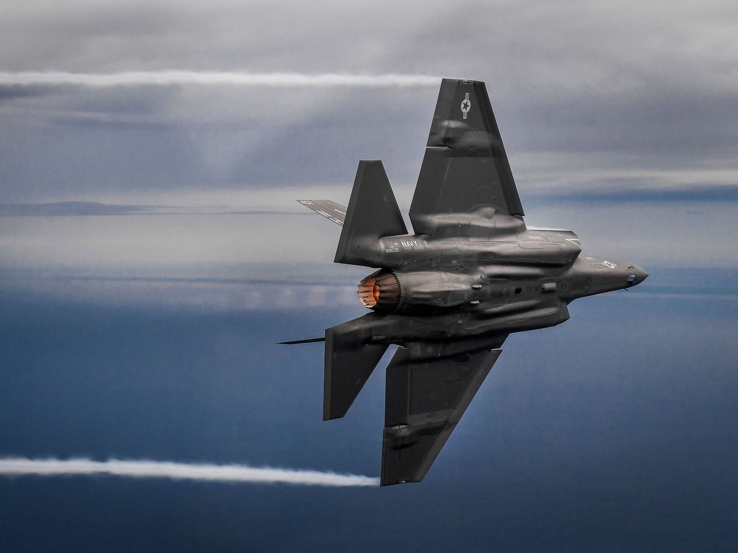 F-35C w locie. Widoczne większe niż w pozostałych wersjach skrzydła