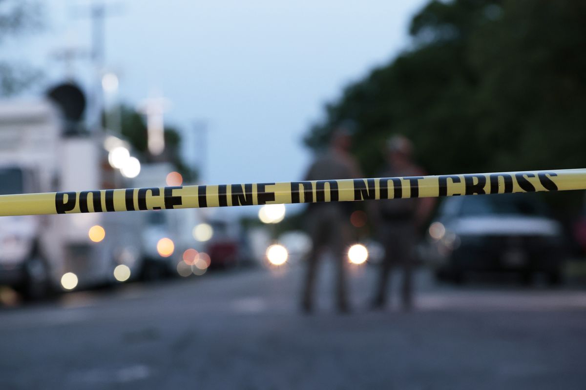 Police and investigators continue to work at the scene of a mass shooting at the Robb Elementary School which killed 19 children and two adults according to Texas Governor Greg Abbott in Uvalde, Texas, USA, 25 May 2022. The eighteen-year-old gunman was killed by responding officers. EPA/AARON M. SPRECHER Dostawca: PAP/EPA.