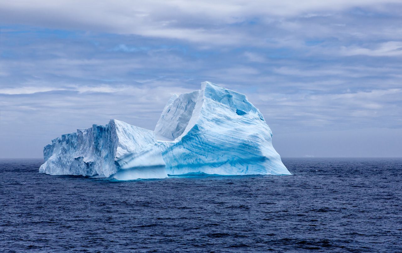 Islandia. Naukowcy odkryli na morzu "lodową katedrę"