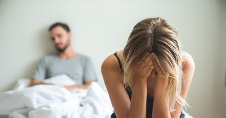 Jej narzeczony zaprosił swoją mamę na miesiąc miodowy. Nie wie, co ma robić