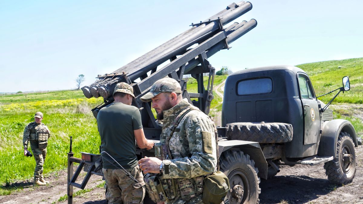 �o�nierze SZU
Obw�d zaporoski, Ukraina, 05.05.2024. �o�nierze Si� Zbrojnych Ukrainy ostrzeliwuj� rosyjskie cele z improwizowanej wyrzutni pocisk�w Grad w pobli�u linii frontu w obwodzie zaporoskim, 5 bm. Trwa inwazja Rosji na Ukrain�. (jm) PAP/Alena Solomonova
Alena Solomonova
armia, artyleria, front, imporowizowana, improwizowana, nieseryjna, ostrza�, rakietowa, rakietowy, SZU, ukrai�scy, ukrai�ska, wieloprowadnicowa, ZSU, �o�nierze, agresja Rosji, atak Rosji na Ukrain�, inwazja, inwazja rosyjska, konflikt zbrojny, rosyjska, rosyjski, sytuacja na Ukrainie, sytuacja w Ukrainie, ukrai�skie, Wojna na Ukrainie, wojna w Ukrainie, wojsko, wok� Ukrainy