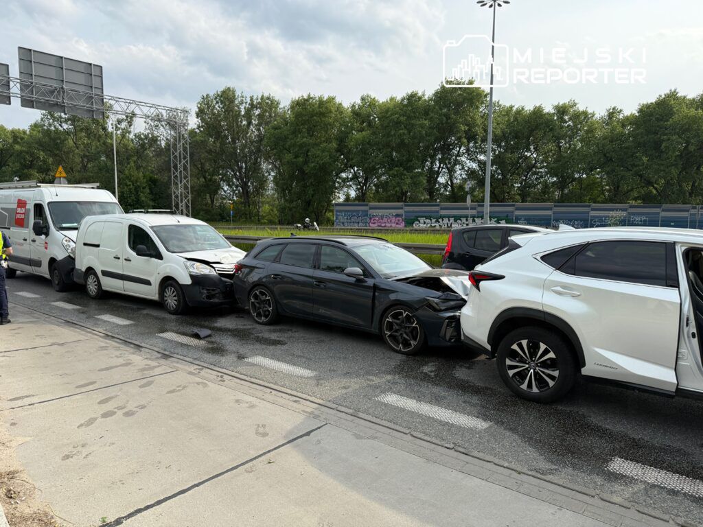 Zderzenie 4 pojazdów na Wisłostradzie. Jedna osoba została ranna