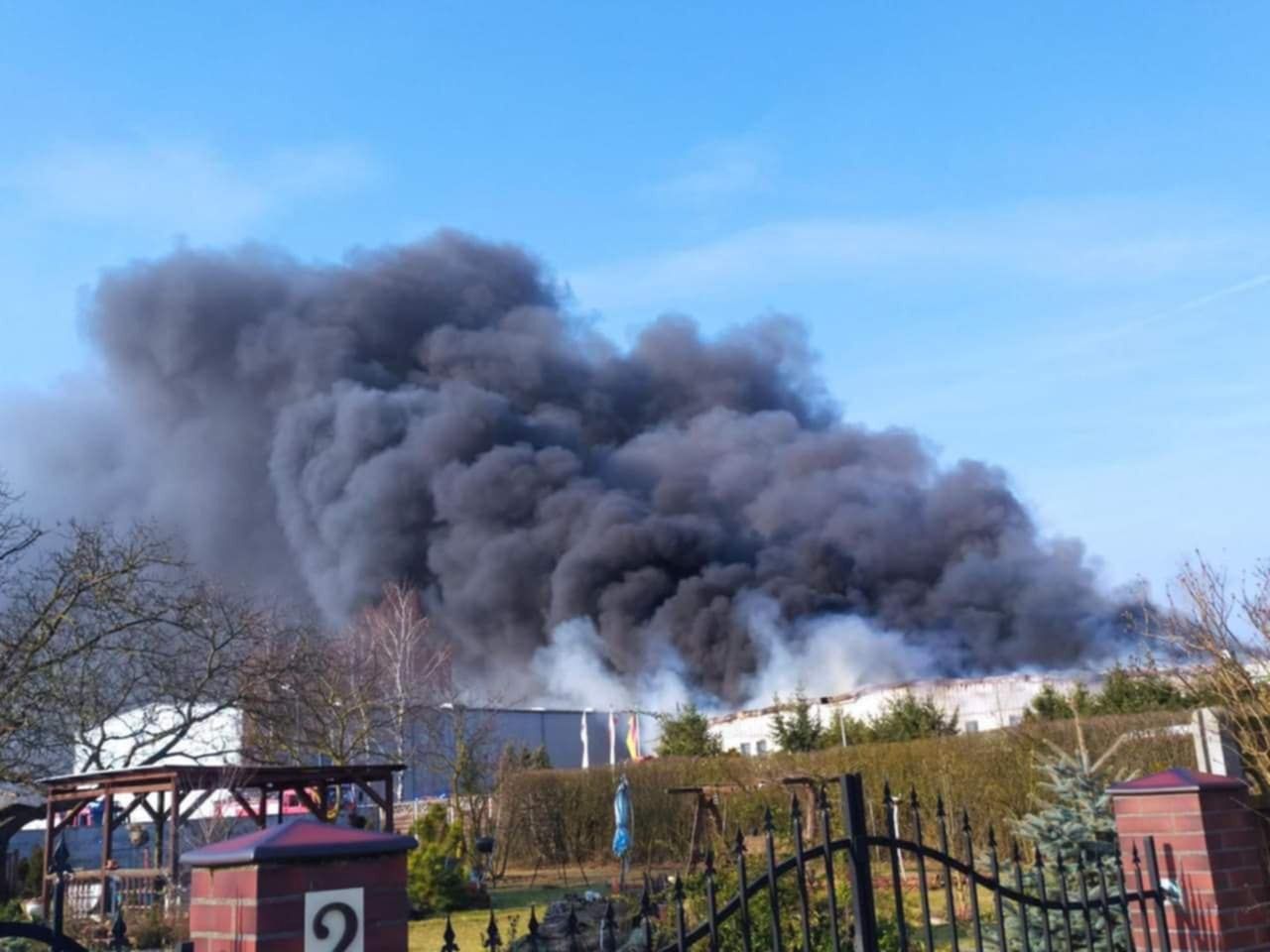 Pożar hali w Cigacicach. "Słychać wybuchy"