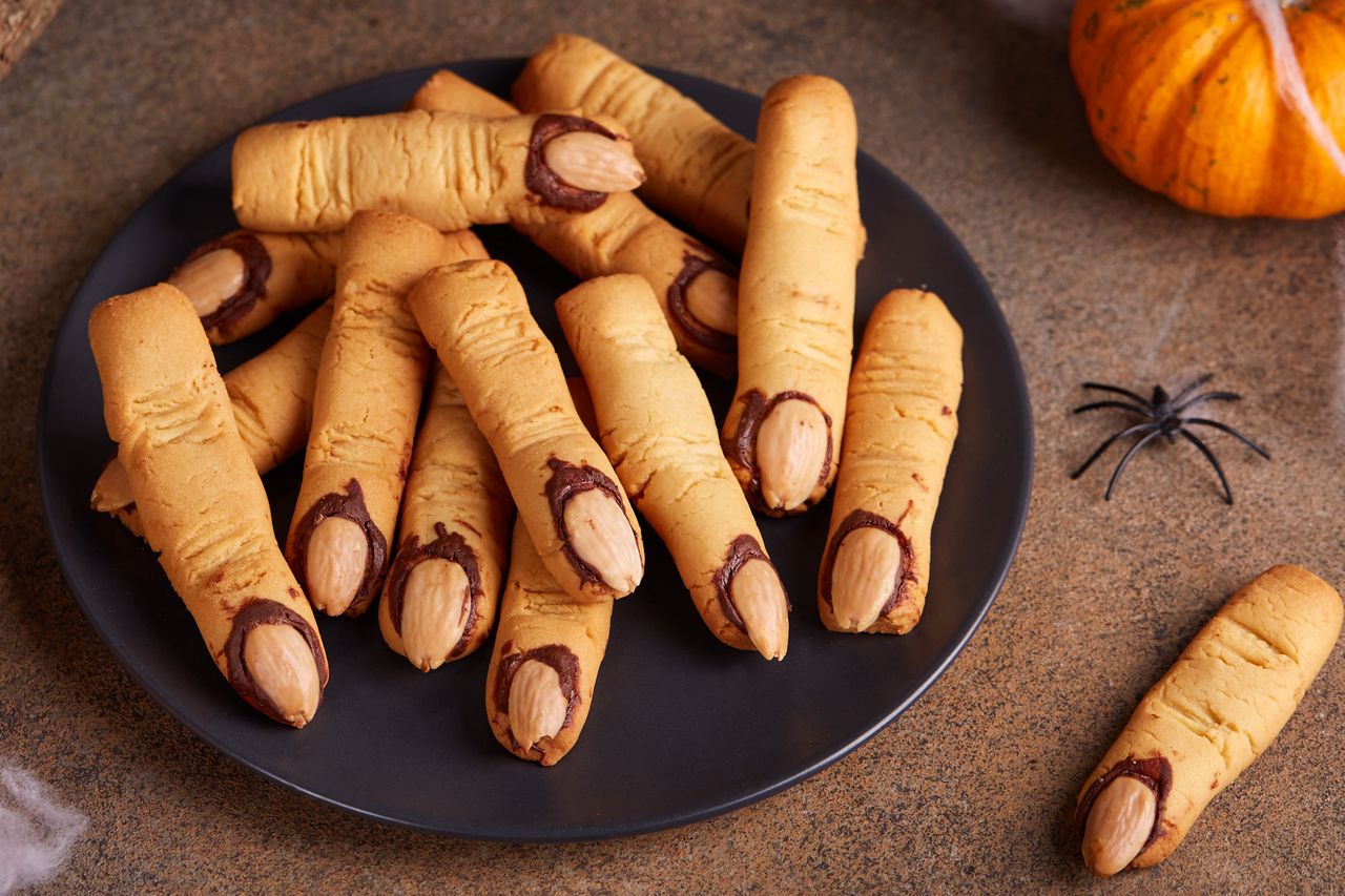 Kruche paluchy wiedźmy na Halloween. Prosty przepis
