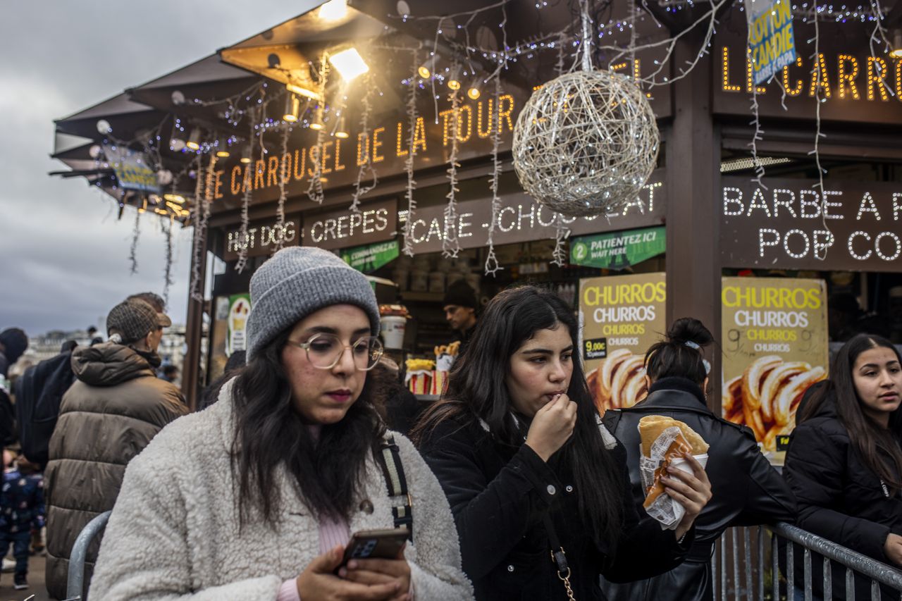 Residents of Paris. Illustrative photo.