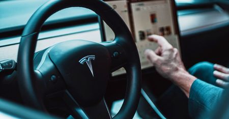 Autonomiczna jazda Tesli w abonamencie. Ile będzie kosztować?