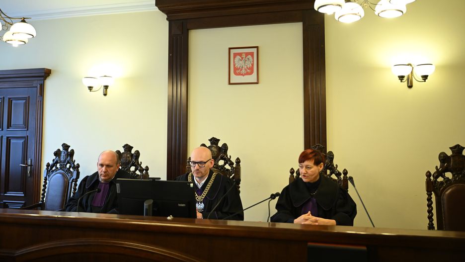 Gdańsk, 25.03.2025. Sędziowie Marcin Kokoszczyński (C), Marta Urbańska (P) i Sebastian Brzozowski (L) na sali rozpraw Sądu Apelacyjnego w Gdańsku, 25 bm. Zakończył się proces odwoławczy w sprawie Romana Z. oskarżonego o usiłowanie zabójstwa innego mężczyzny poprzez przejechanie samochodem. Motywem przestępstwa miała być zazdrość o kobietę. Sąd Apelacyjny podtrzymał orzeczony w pierwszej instancji przez Sąd Okręgowy w Gdańsku wyrok 12 lat więzienia. (jm) PAP/Adam Warżawa *** UWAGA!!! ZAKAZ PUBLIKACJI WIZERUNKU I DANYCH OSOBOWYCH OSKARŻONEGO! ***