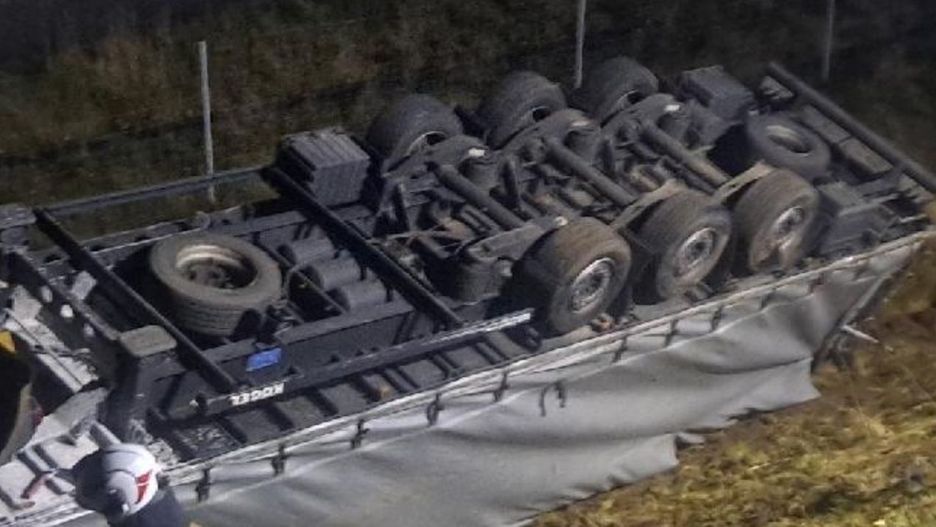 Ciężarówka dachowała na trasie S3 (fot. Alert24)