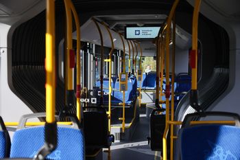 Kierowca MPK pomógł rowerzyście. Pod Krakowem opatrzył rannego mężczyznę i zaopiekował się do przyjazdu pogotowia ratunkowego