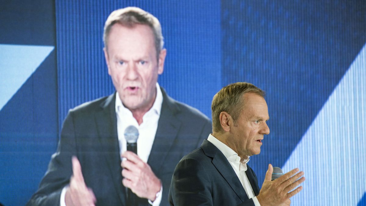 WARSAW, MAZOWIECKIE, POLAND - 2022/05/27: Donald Tusk, top opposition leader speaks during the convention. The convention of the Civic Platform (Platforma Obywatelska PO) - the largest opposition party in Poland held a convention under the title "Helpful Poland". The main topic was galloping inflation and the deteriorating living conditions of average citizens. The convention was chaired by Donald Tusk - the chairman of the Civic Platform and former prime minister. (Photo by Attila Husejnow/SOPA Images/LightRocket via Getty Images)