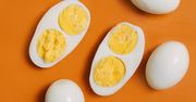 Dwa żółtka w jajku budzą niepokój. Popularne przekonanie jest mitem