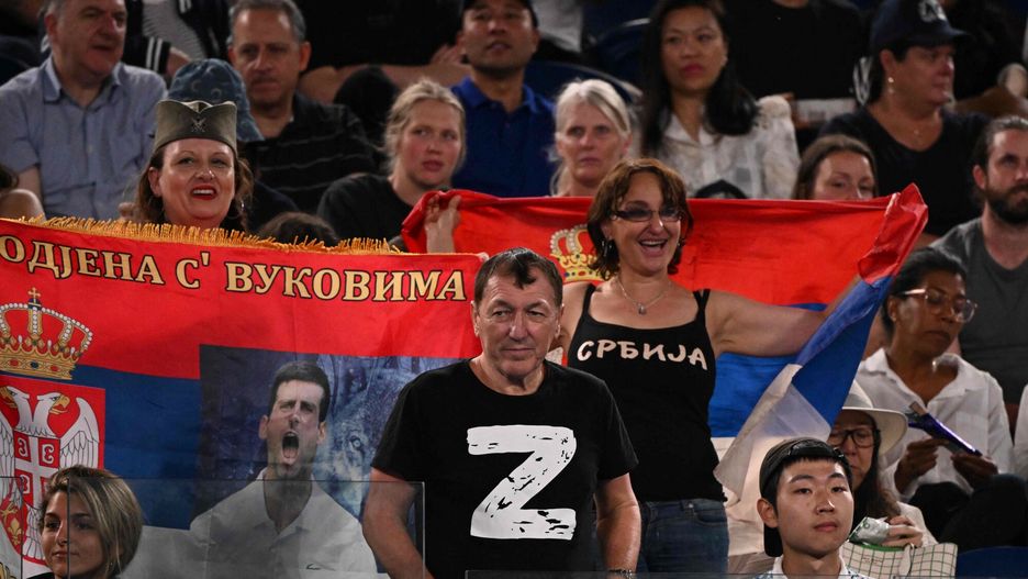 Mężczyzna w koszulce „Z” ogląda mecz ćwierćfinałowy gry pojedynczej mężczyzn pomiędzy Serbem Novakiem Djokoviciem a Rosjaninem Andreyem Rublem,