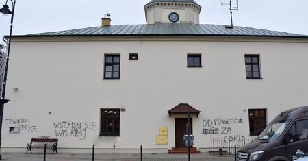 Antyszczepionkowcy zaatakowali. Sędziszowski ratusz zdewastowany