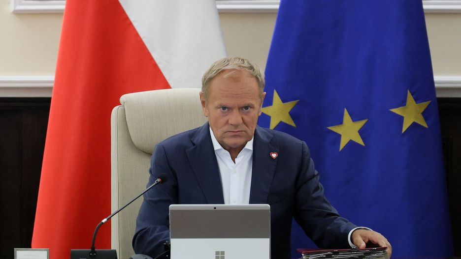 Warszawa, 26.08.2025. Premier Donald Tusk na posiedzeniu rządu w Kancelarii Prezesa Rady Ministrów w Warszawie, 26 bm. Rząd zajmie się m.in. projektem zmiany ustawy o Centralnym Porcie Komunikacyjnym, przewidującym możliwość wypłaty zaliczek w wysokości do 85 proc. odszkodowania osobom wywłaszczanym na potrzeby portu. (amb) PAP/Paweł Supernak