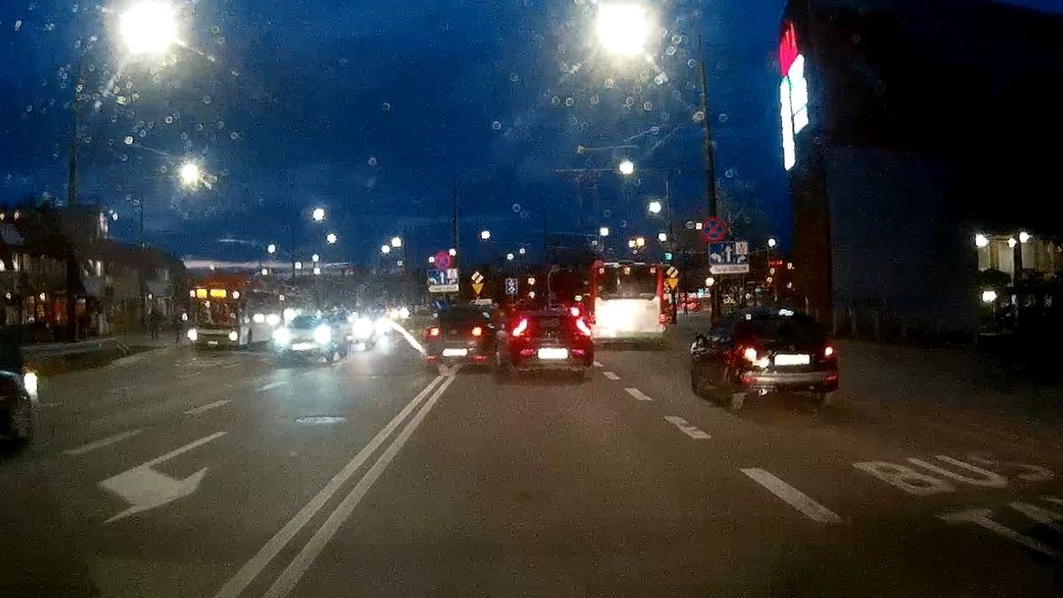 Kierująca seatem kobieta doprowadziła na ul. Fabrycznej do kolizji z volvo i odjechała