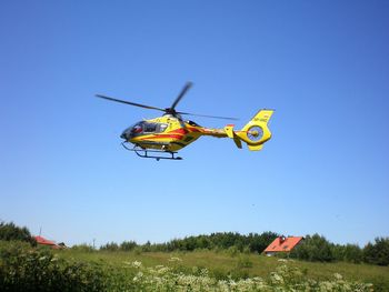 Poważny wypadek w Busku-Zdroju. Motocyklista zderzył się z busem. Na miejsce leci śmigłowiec