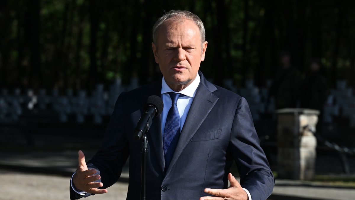 Wytyczno, 17.09.2025. Premier Donald Tusk podczas wypowiedzi dla mediów na cmentarzu żołnierzy Zgrupowania Korpusu Ochrony Pogranicza w Wytycznie, 17 bm. Premier upamiętnił ofiary sowieckiej agresji na Polskę. (mr) PAP/Wojtek Jargiło