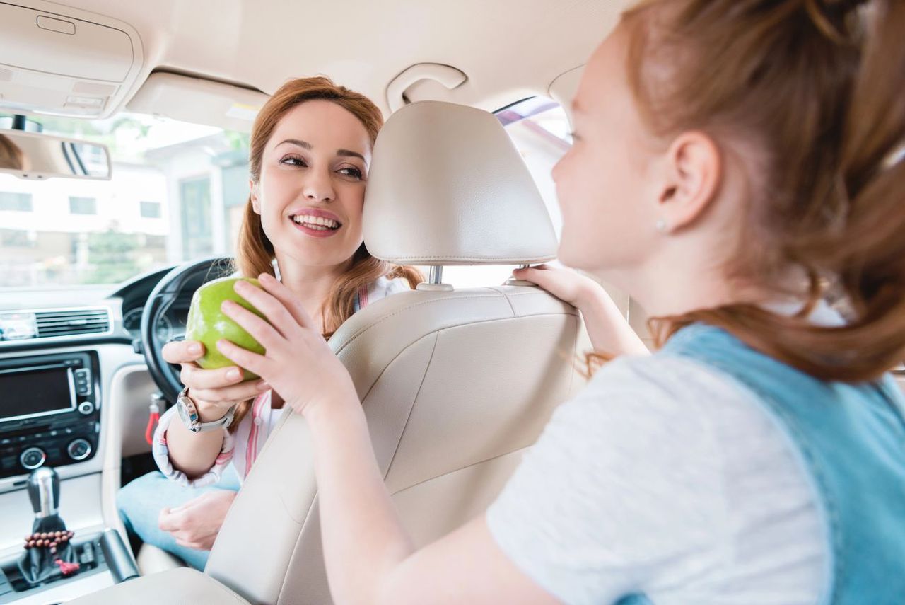 Co zjeść w trasie, jeśli już musisz to zrobić? Sprytne przekąski i patenty na czyste auto