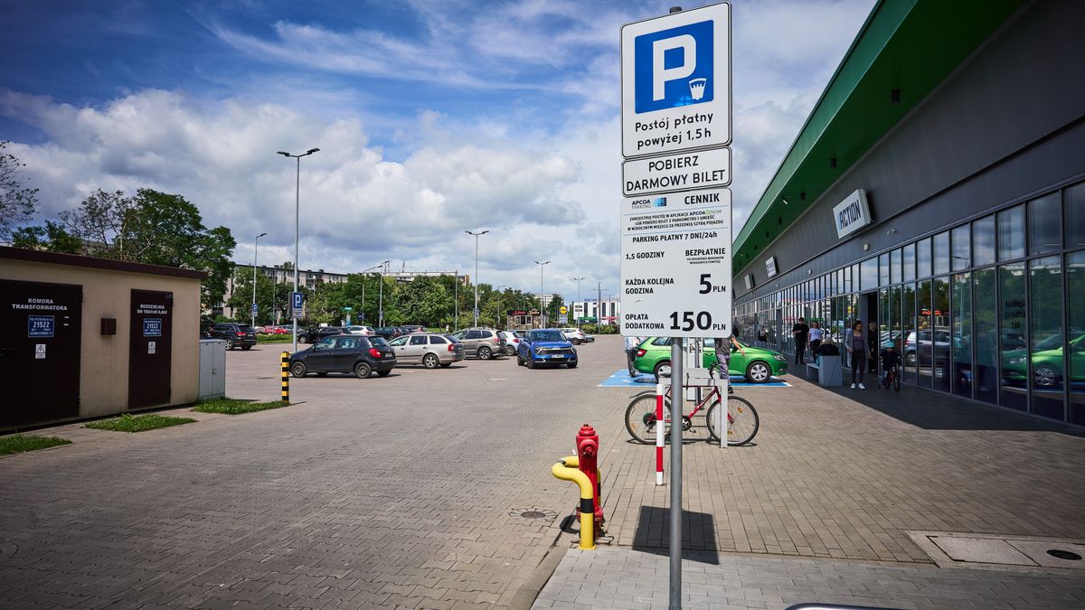 Pułapka na parkingu w Łodzi. Dostały mandat mimo biletu. Oto powód
