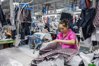 Efekt ceł Donalda Trumpa. Odzież "made in China" zalewa Europę