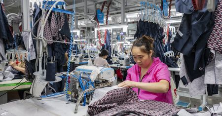 Efekt ceł Donalda Trumpa. Odzież "made in China" zalewa Europę