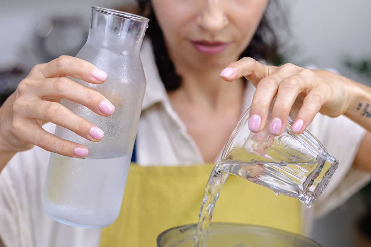 Woda alkaliczna to naturalny środek czyszczący.