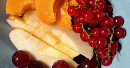 Jedz, nie żałuj sobie. Te letnie produkty najlepiej wspierają jelita