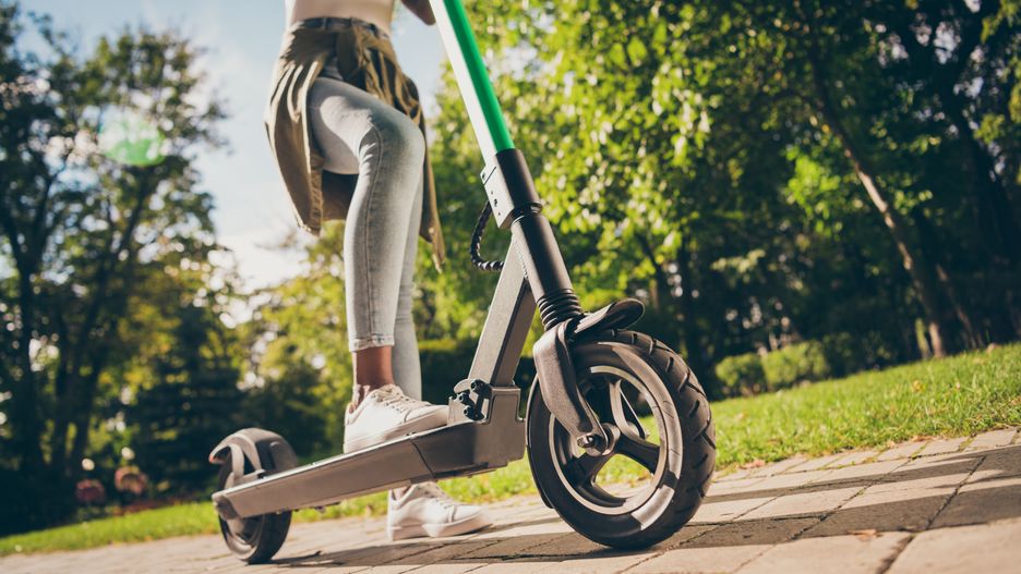 Niebezpieczna jazda hulajnogami w parku 600-lecia w Wągrowcu