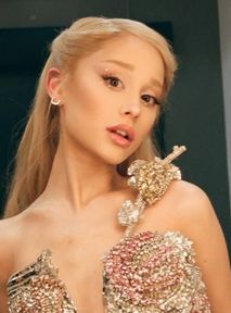 Ariana Grande wraca na scenę? Wcale nie kończy kariery muzycznej