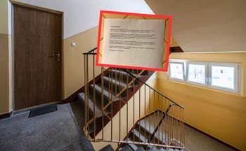 Ktoś rozwiesza "upomnienia" w bloku. "Staram się zrozumieć"