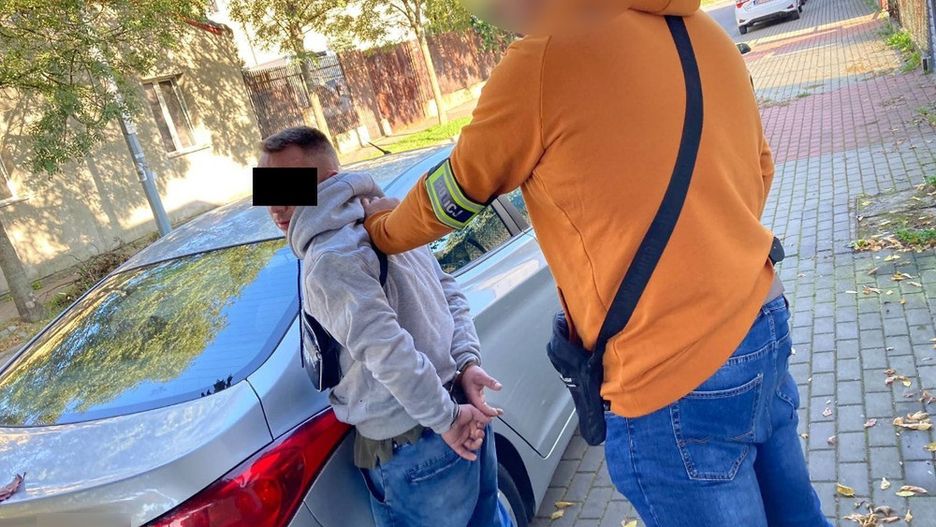 Warszawa. Mężczyzna schował się przed policjantami w szafie. Starał się uniknąć kary pozbawienia wolności, na jaką skazał go sąd za groźby karalne (Policja)