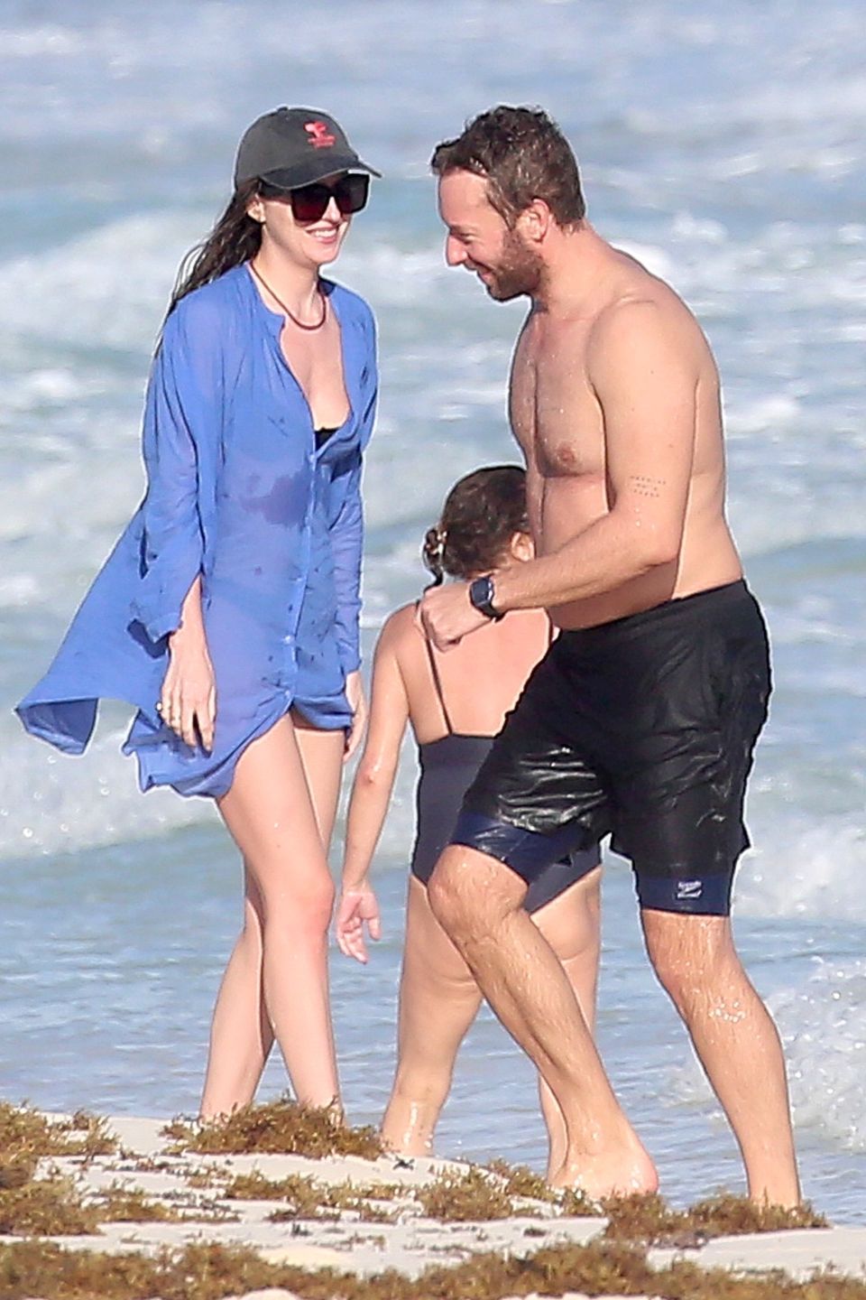 Dakota Johnson i Chris Martin bawią się na meksykańskiej plaży