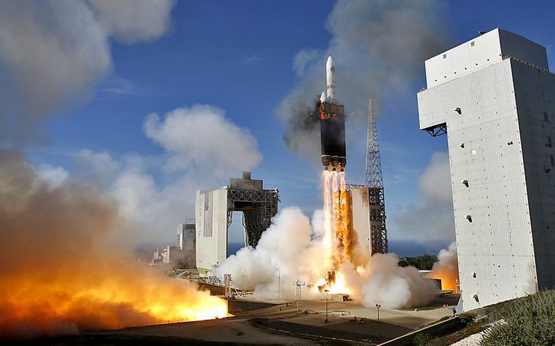 Start płonącej rakiety Delta IV Heavy
