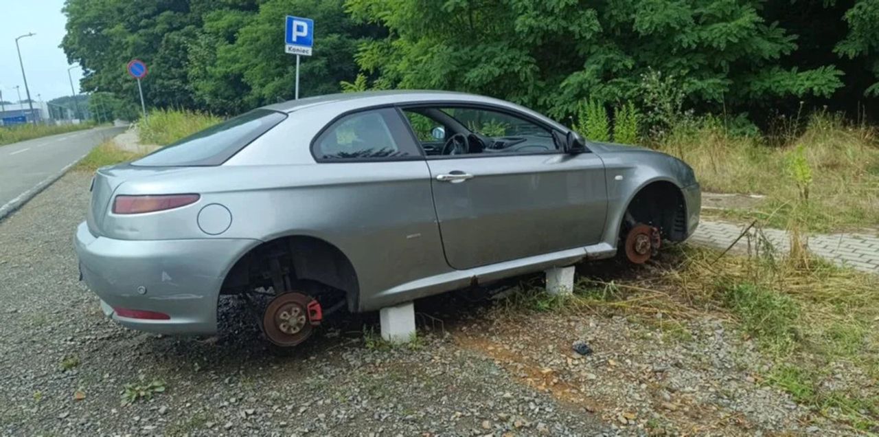 Zielona Góra: Zdemolowana Alfa Romeo stoi na cegłach koło cmentarza