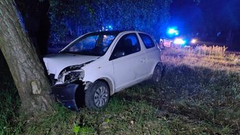 Myszyniec: Pijany, z sądowym zakazem prowadzenia pojazdów uciekał przed policją. Rozbił się na drzewie
