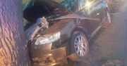 Audi rozbiło się na drzewie. Policjanci szybko odkryli, kto prowadził