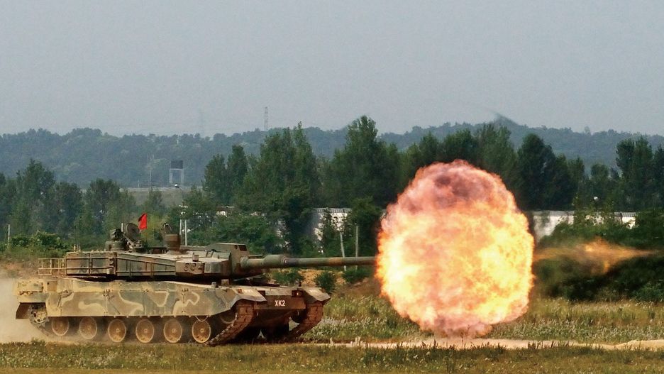 Gładkolufowa armata kal. 120-mm może strzelać dwoma typami pocisków: przeciwpancernym K276 (APFSDS) i kumulacyjnym K277 (HEAT). Szybkostrzelność wynosi 10 strz./min